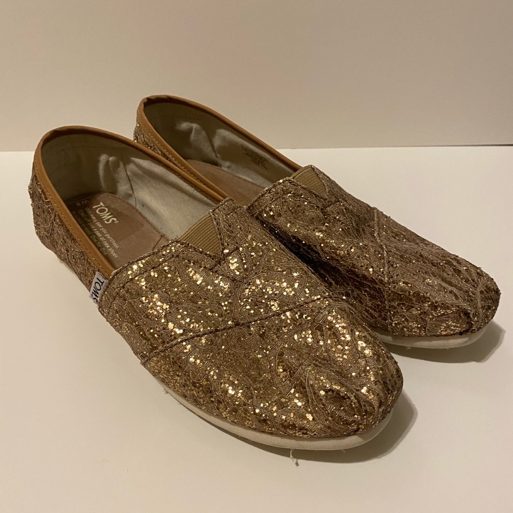 A women’s size 8 Toms flat shoe